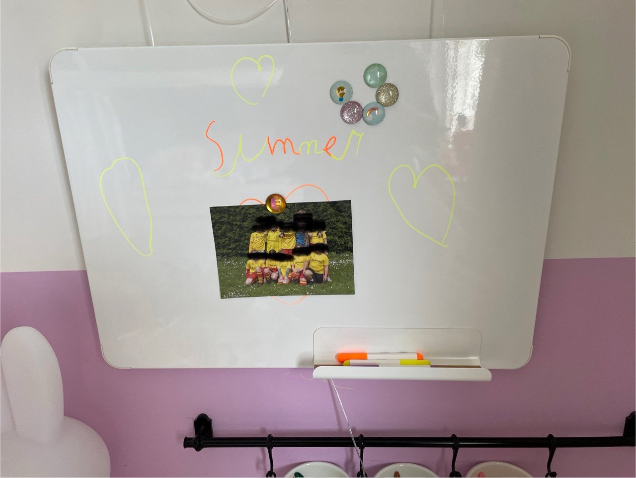 Bureau kinderkamer met stoeltjes en accessoires