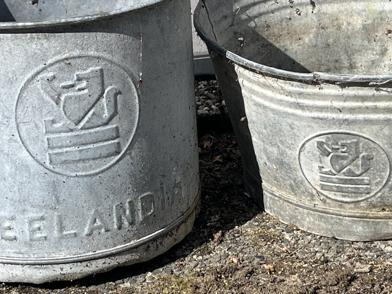 2 metalen emmers Zeelandia Zierikzee