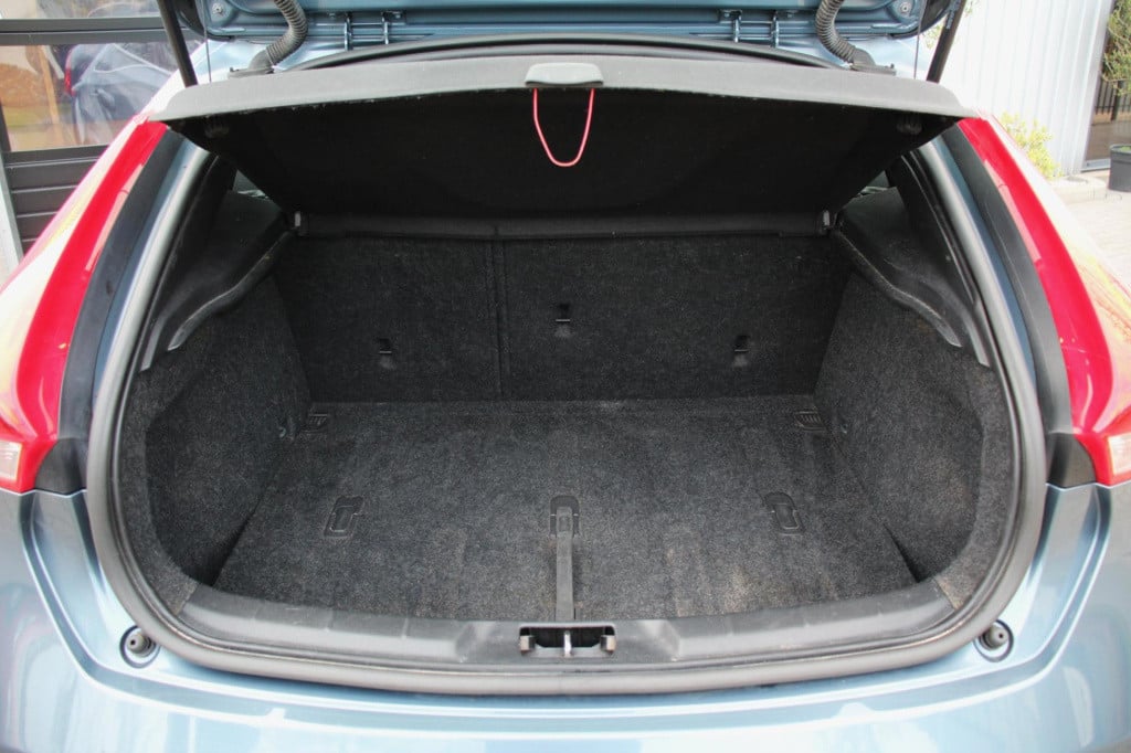 Volvo V40 1.6 t3 momentum -xenon - trekhaak - navi - achteruitrij camera - 