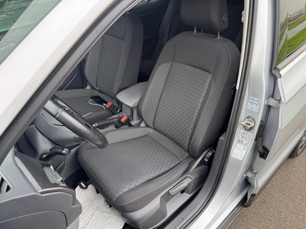 Volkswagen T-cross 1.0 tsi life automaat , apple carplay , trekhaak