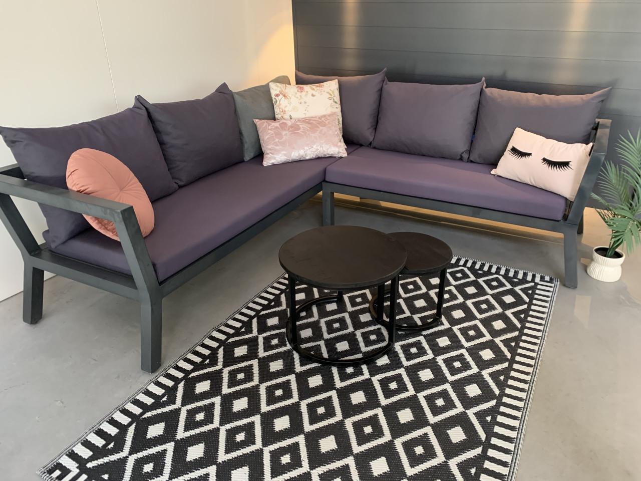Loungeset, grijs aluminium, blauwe kussens en tafeltjes.