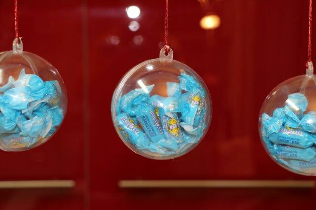 Bal met babbelaars Hangertje Per stuk: Euro 2,50 Grootte: 8 cm doorsnee