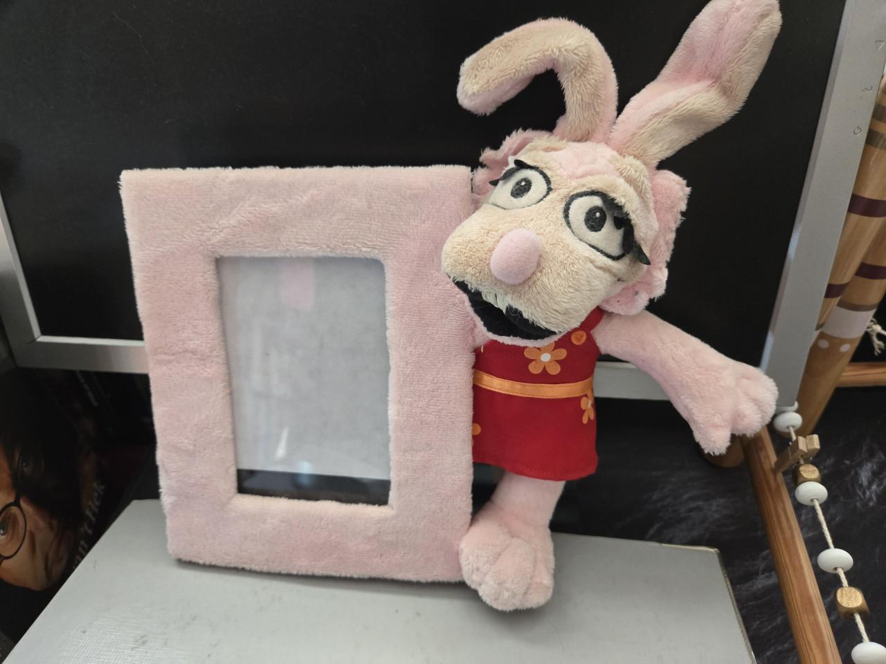 Kiki Knuffel 34 cm en fotolijstje voor fot 12x8 cm met knuffel 20 cm eraan