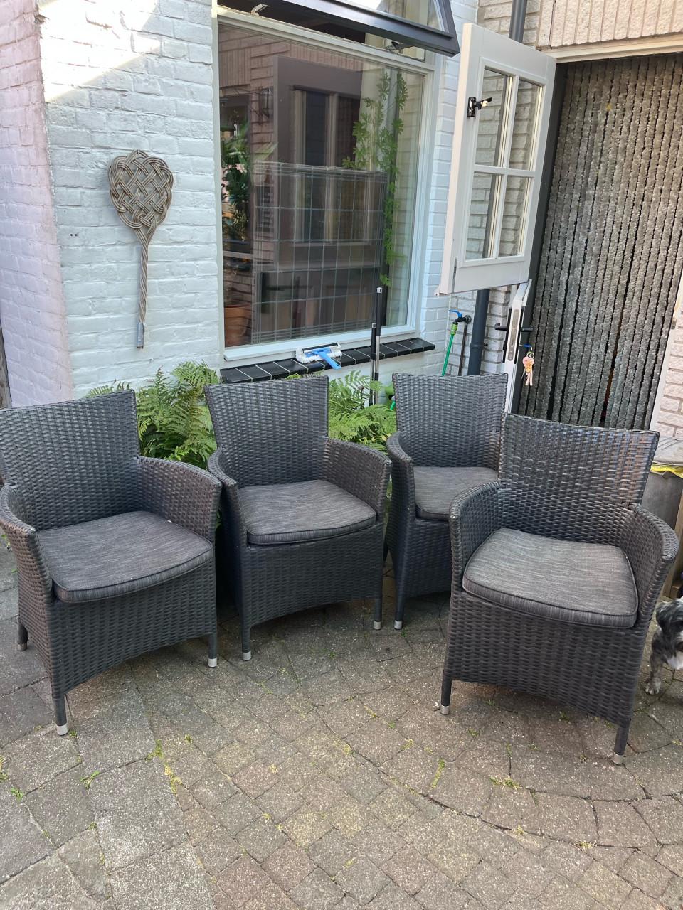 4 tuinstoelen met kussentjes..