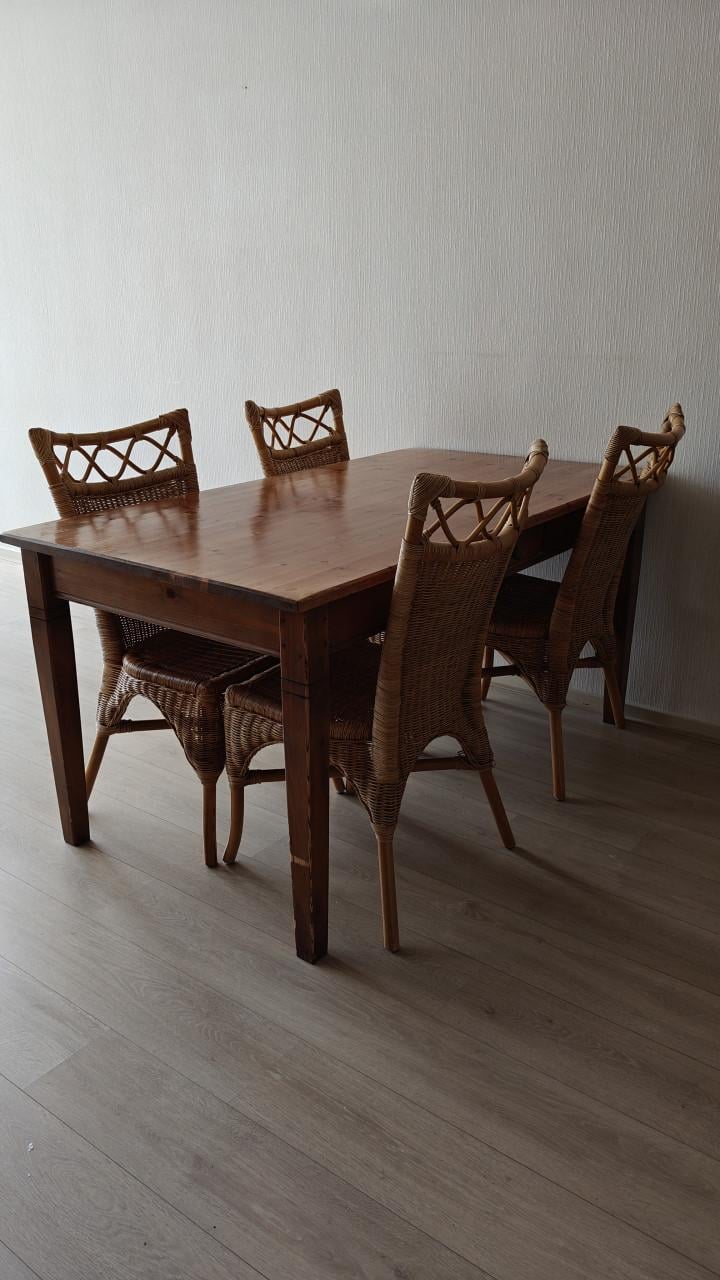 Grenen tafel met 4 rotan stoelen
