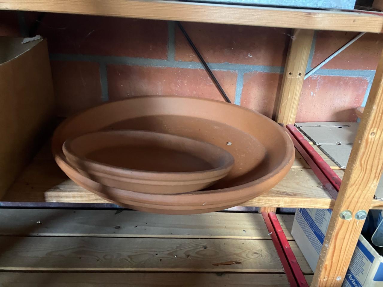 14 terra cotta bloempotten met bijbehorende schalen / onderborden
