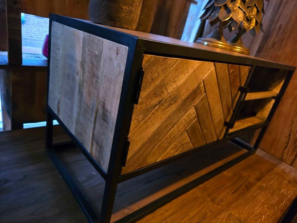 NACHTKASTJES,TAFELS, STOELEN,BANKEN, SIDETABLES, OLD WOOD ITEMS 3Z FACTORY