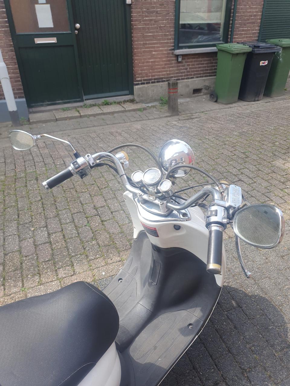 AGM scooter