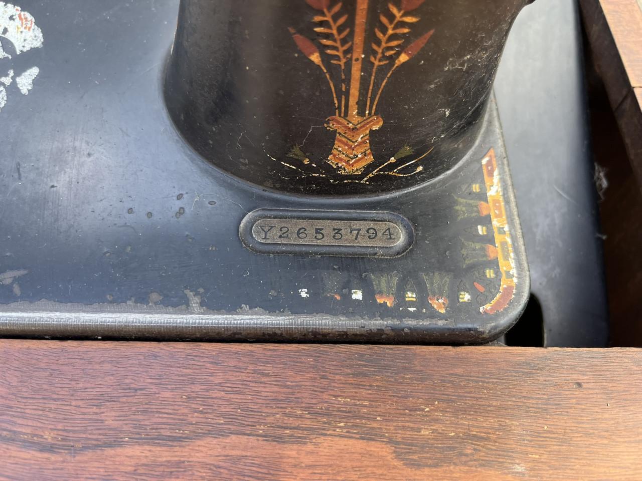 Singer Naaimaschine met houten kast en laden