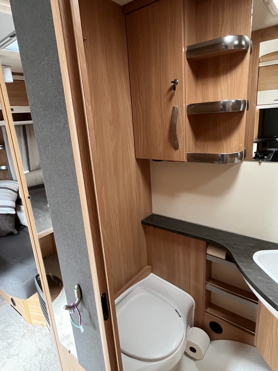 Te koop mooie Knaus met langsbedden
