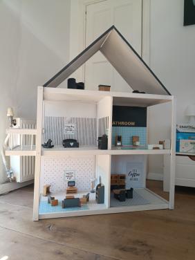 Mooi wit poppenhuis