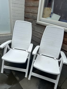 Twee witte, verstelbare, tuinstoelen