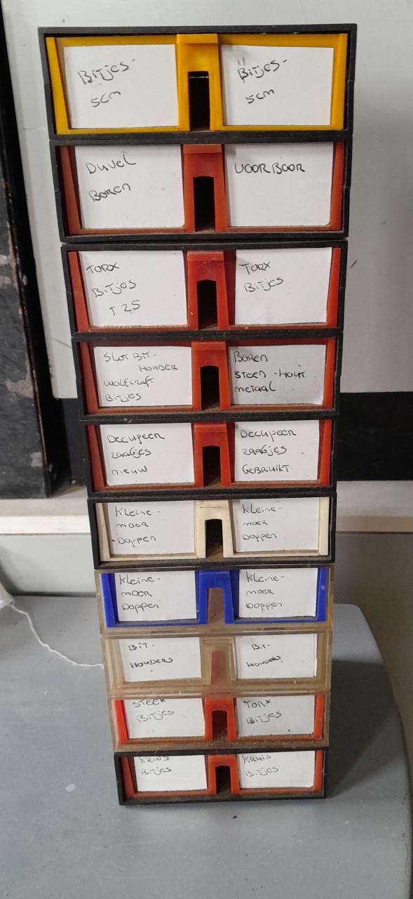 Partij div kunststof hobby koffers en opberg dozen met vakverdeling