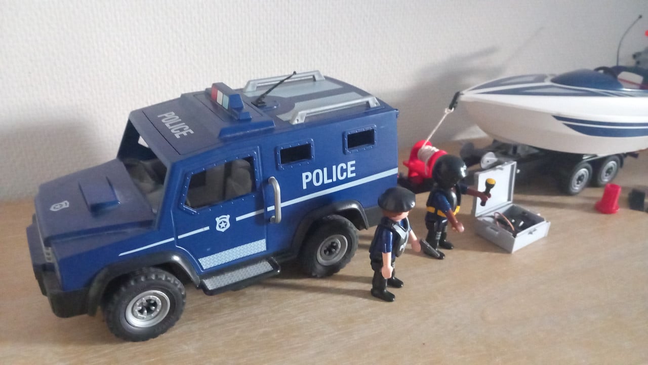 Playmobil politieauto met trailler en boot setnr 5187