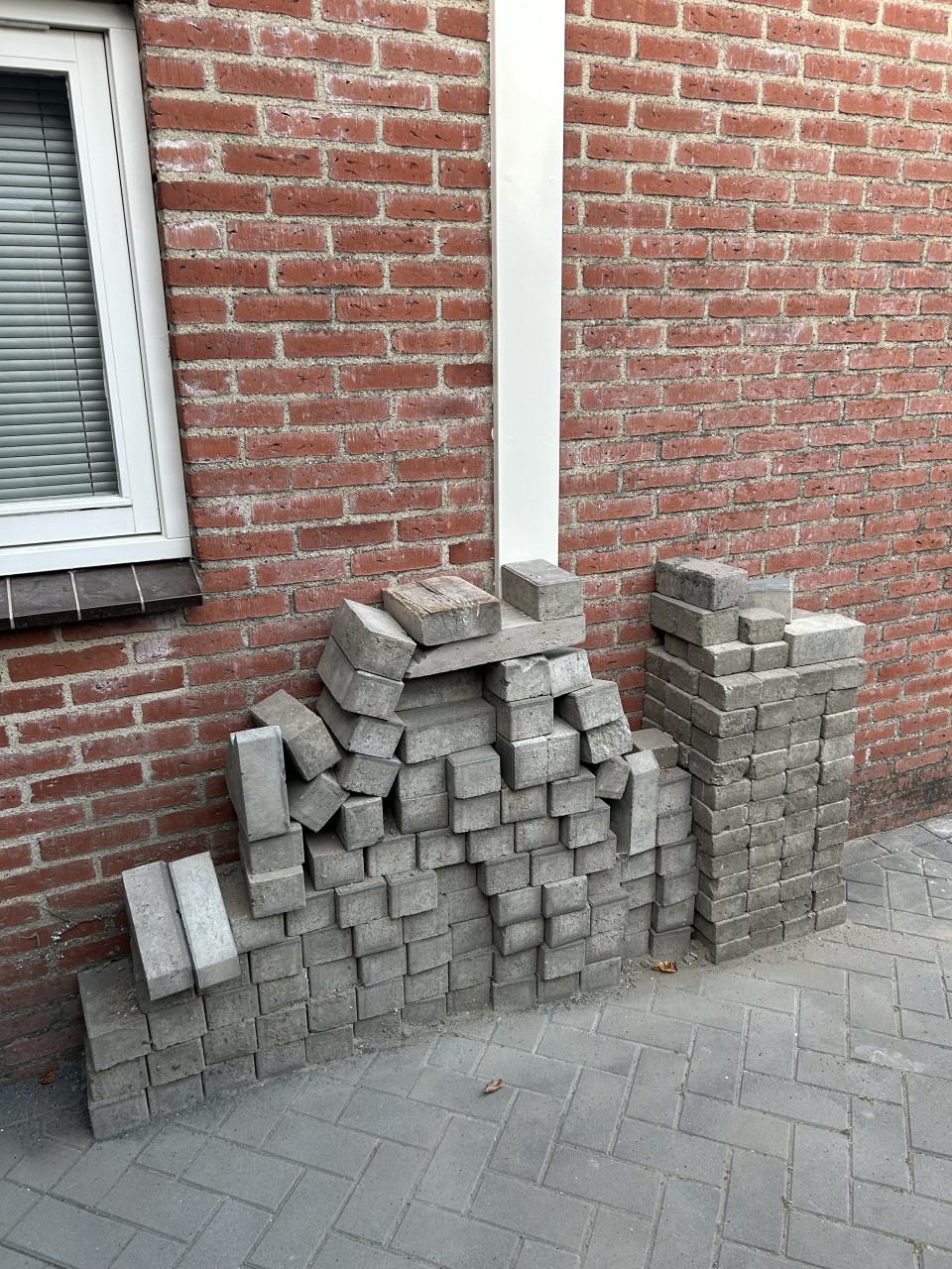 Grijsblauwe betonklinkers gratis afhalen
