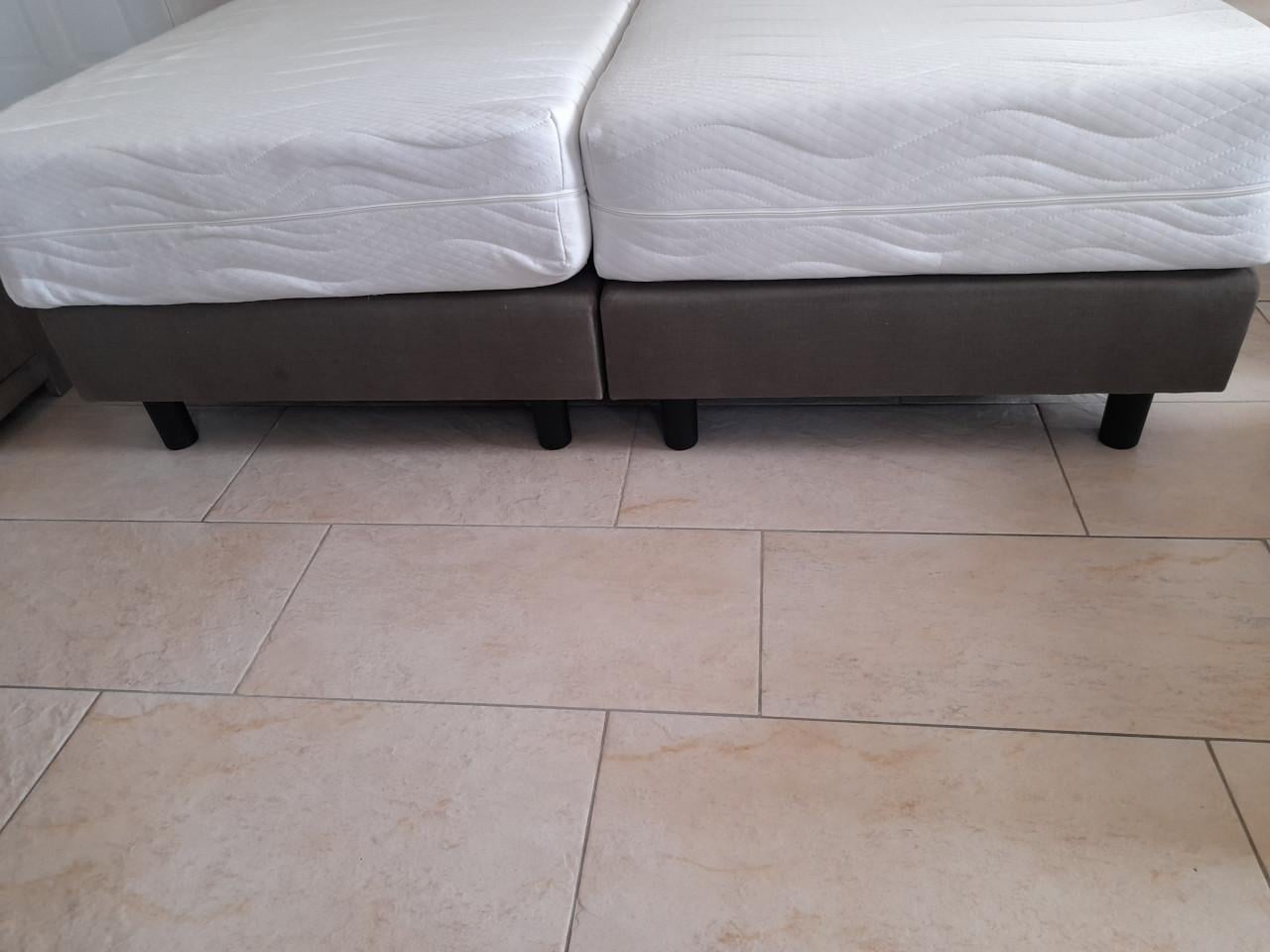 2 x Boxspring met schone matrassen 90 x 200 (in goede staat )