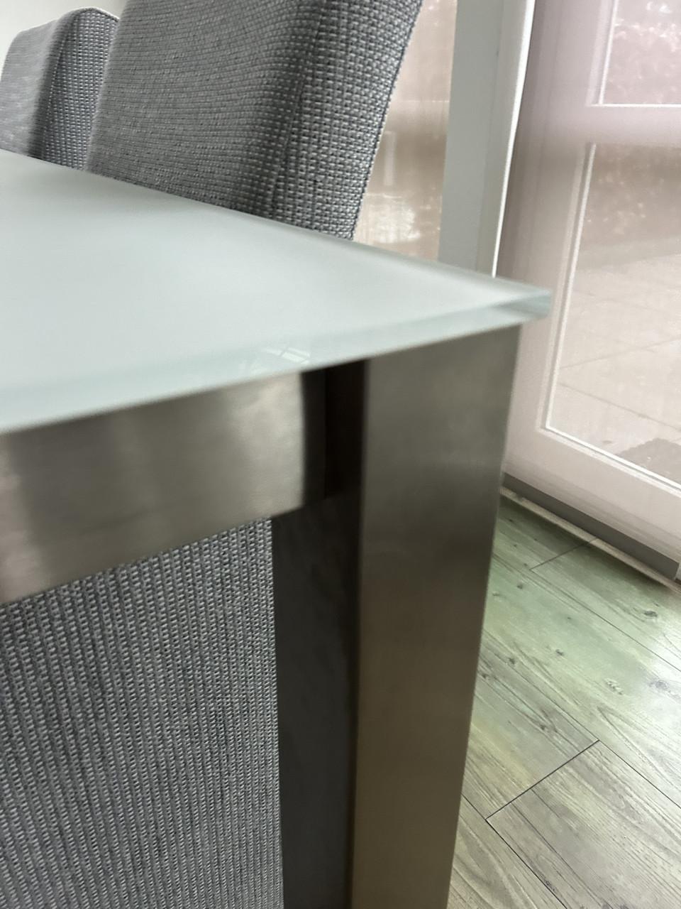 Eettafel evt. met stoelen en/of bijpassende salontafel