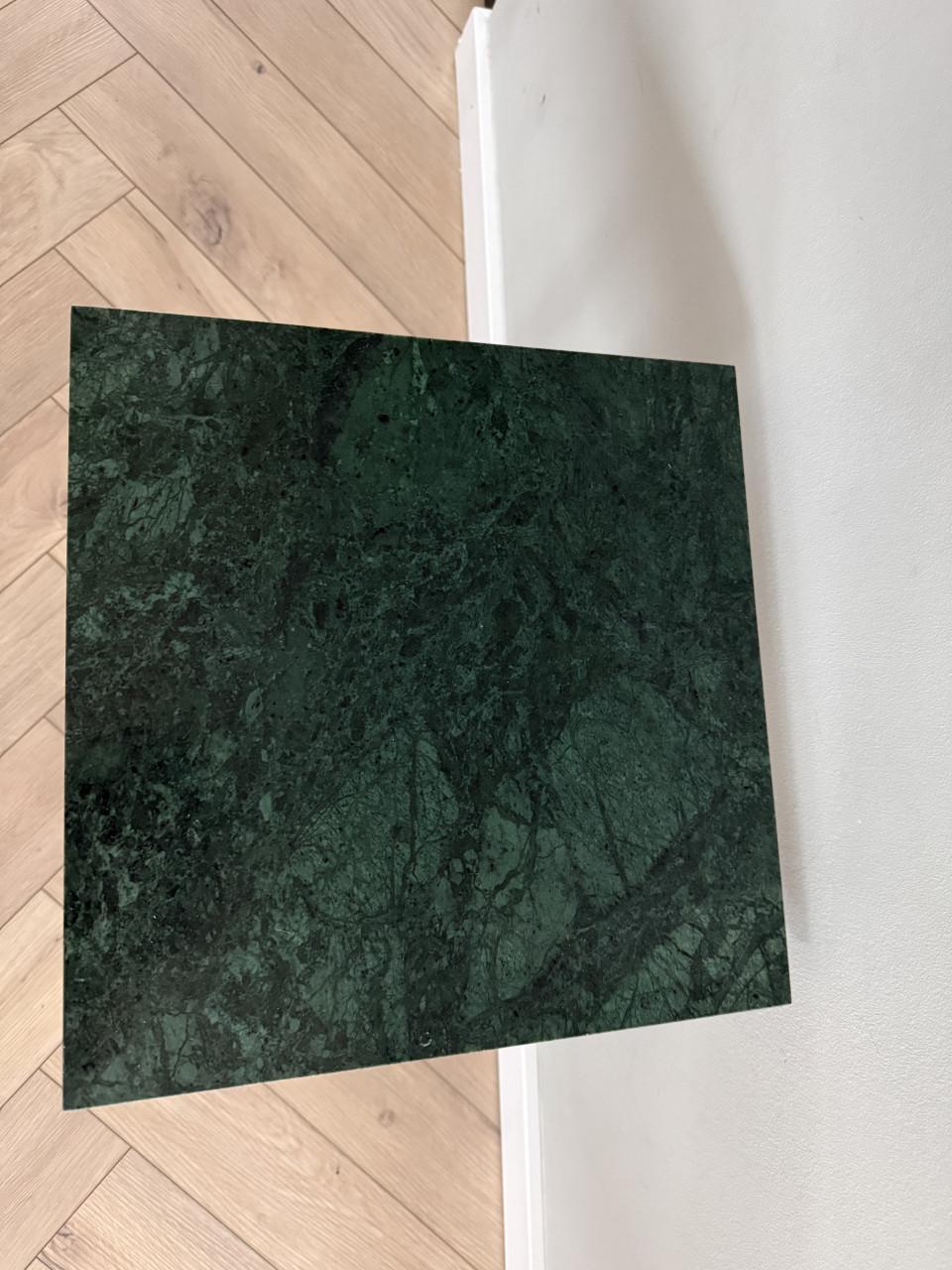 Bijzettafel/ plantentafel. Marmer blad/ Metalen frame. 35x35x50 cm.