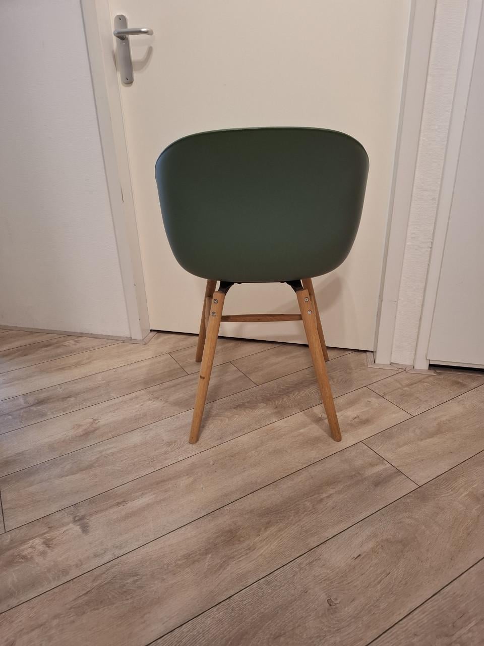 Drie eettafel- of bijzetstoelen, groen en wit