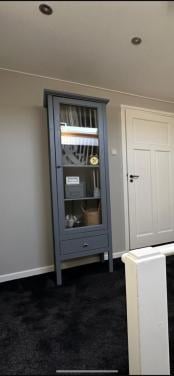 Kast met glazen deur en lade