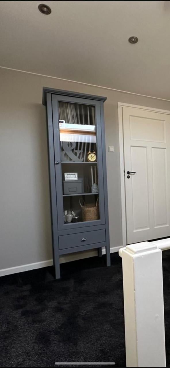 Kast met glazen deur en lade