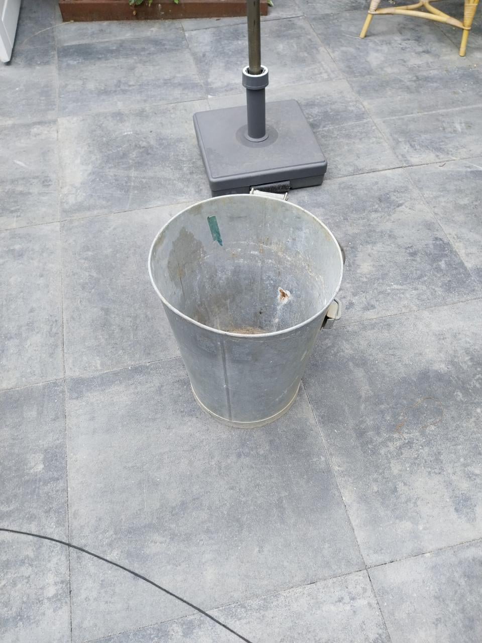 Oude vuilnisemmer