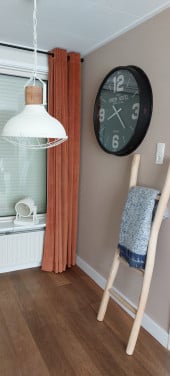 Klok, lampen en decoratie