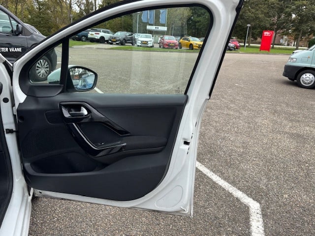 Peugeot 208 blue lion 1.2 pt-82pk 5d navigatie&bluetooth&apple carplay&andr