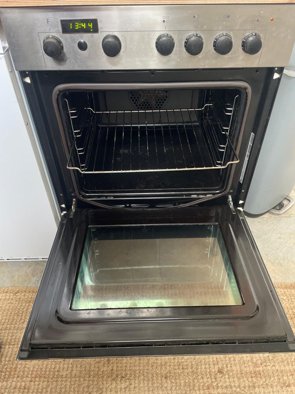 Oven met kookplaat van Bauknecht om weg te geven