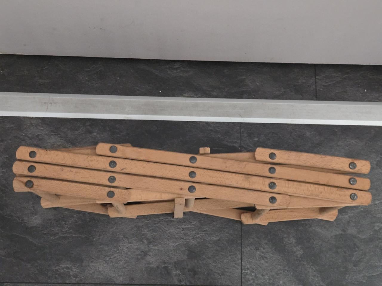 Vintage houten uittrekbaar wijnrek voor 10 flessen.