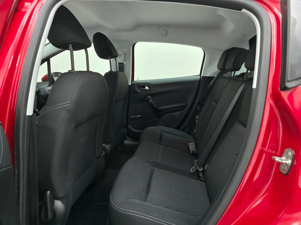 Peugeot 208 occasion met cruisecontrol en veel ruimte ook achterin | tweede