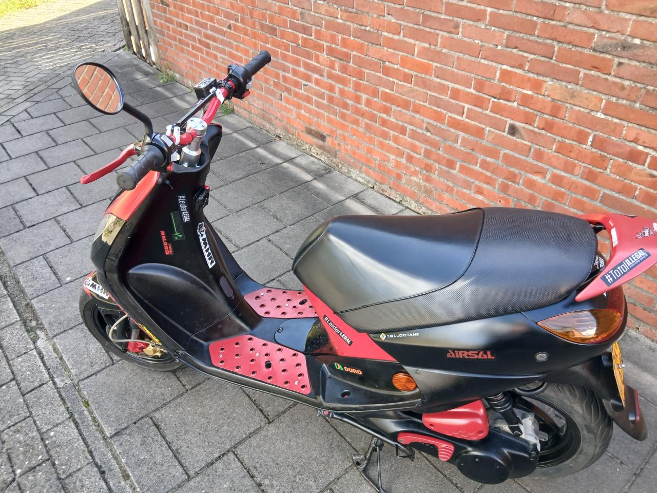 Te koop stoere peugeot vivacity met geel kenteken