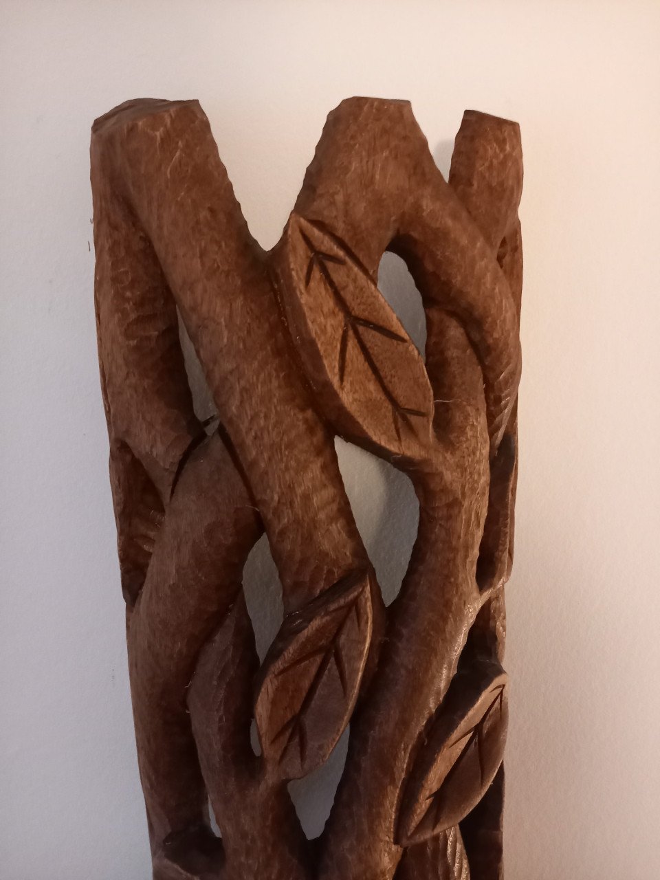 Groot houten masker uit ivoorkust ?  Lengte : 86 cm. Breedtr : 22 cm.