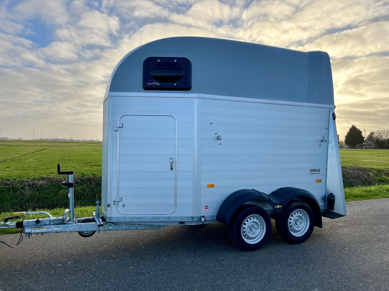 Zo goed als nieuwe aluminium Humbaur Single met zadelkamer