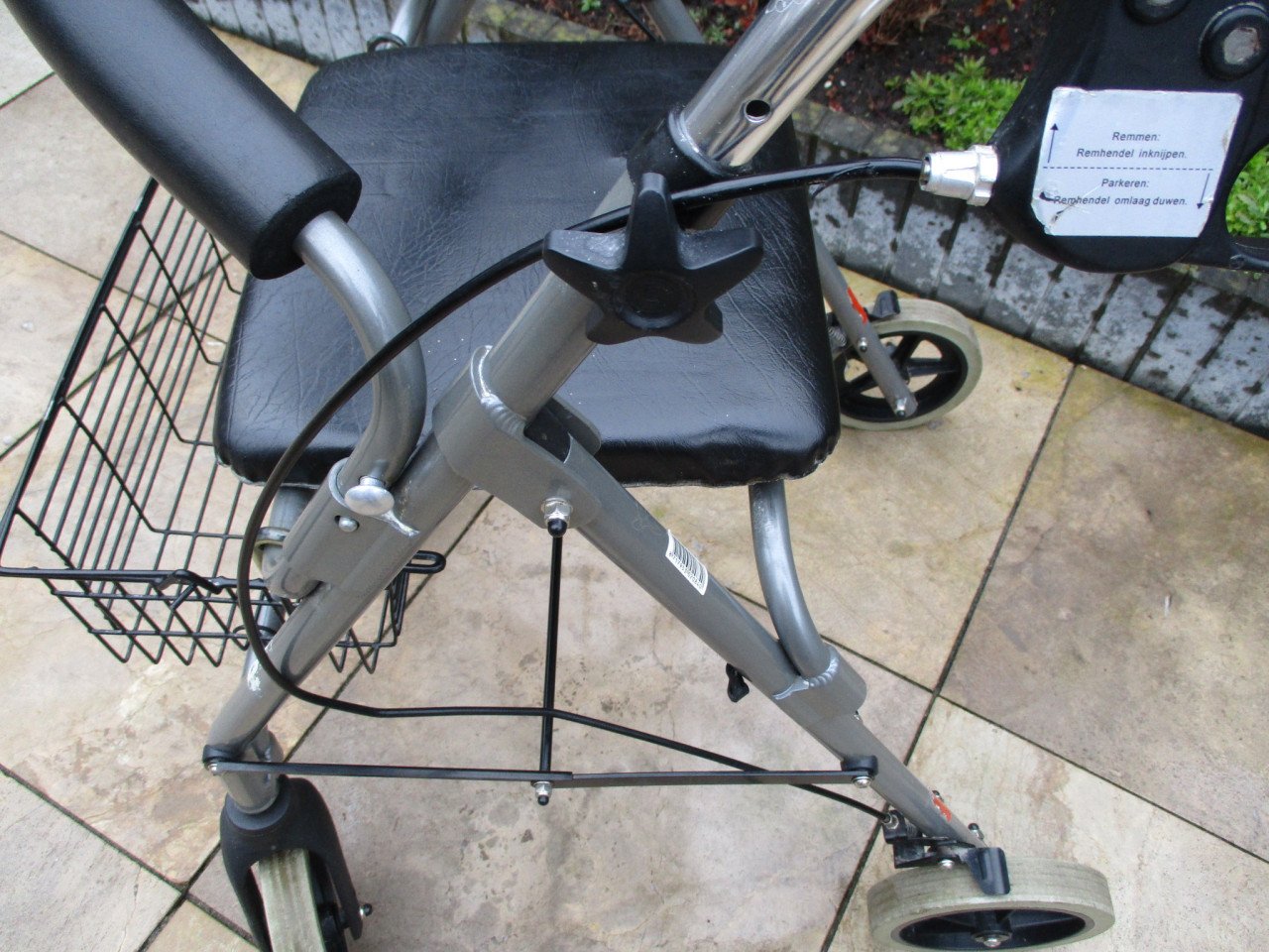 Bijna nieuwe opvouwbare lichtgewicht rollator met zitje mand en rugsteun