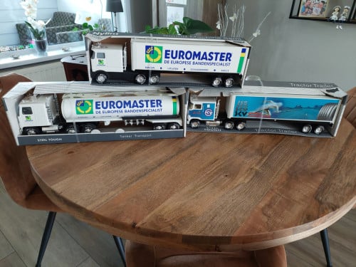 Te koop 3 nieuwe metalen model vrachtwagens