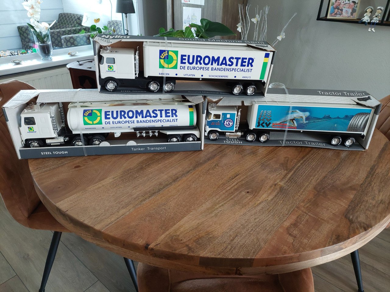 Te koop 3 nieuwe metalen model vrachtwagens