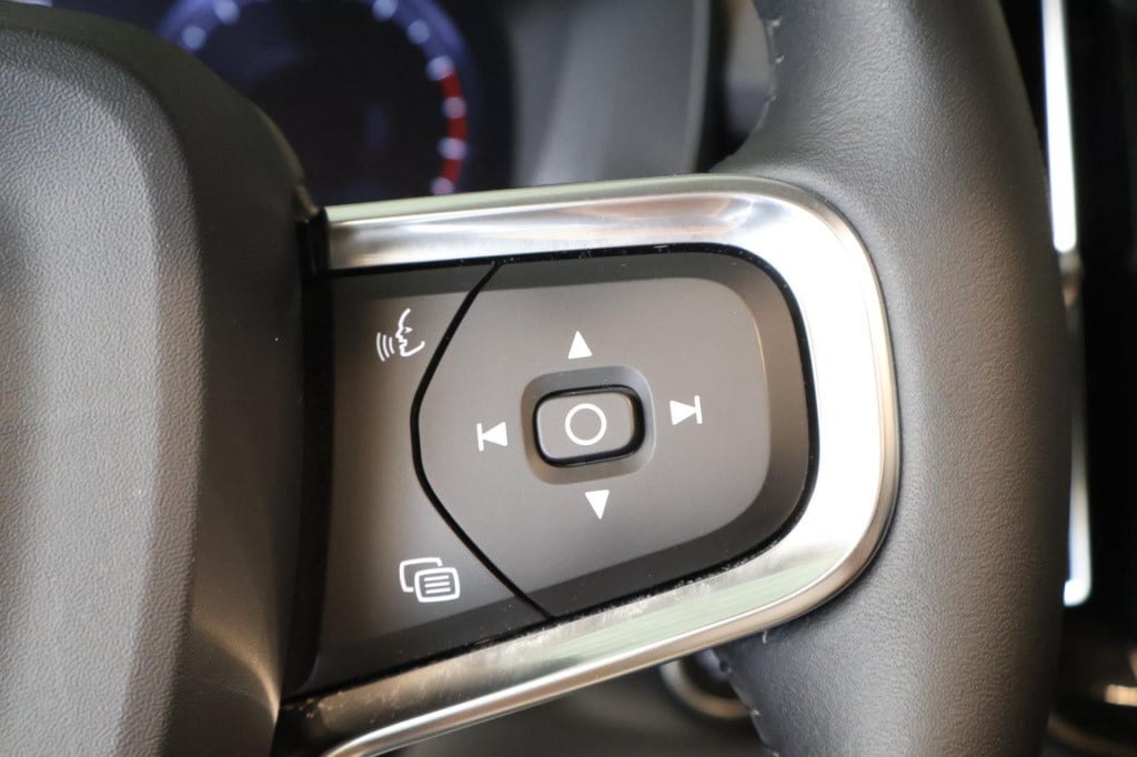 Volvo XC40 1.5 t3 momentum pro nl auto, panoramadak, el kofferklep, carplay