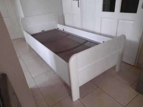 1 Persoons (senior)bed 90 x 200 met auping spiraal bodem (in goede staat )