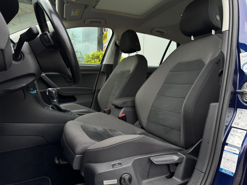 Volkswagen Golf 1.0 tsi * panoramadak * camera * navigatie * massage stoel