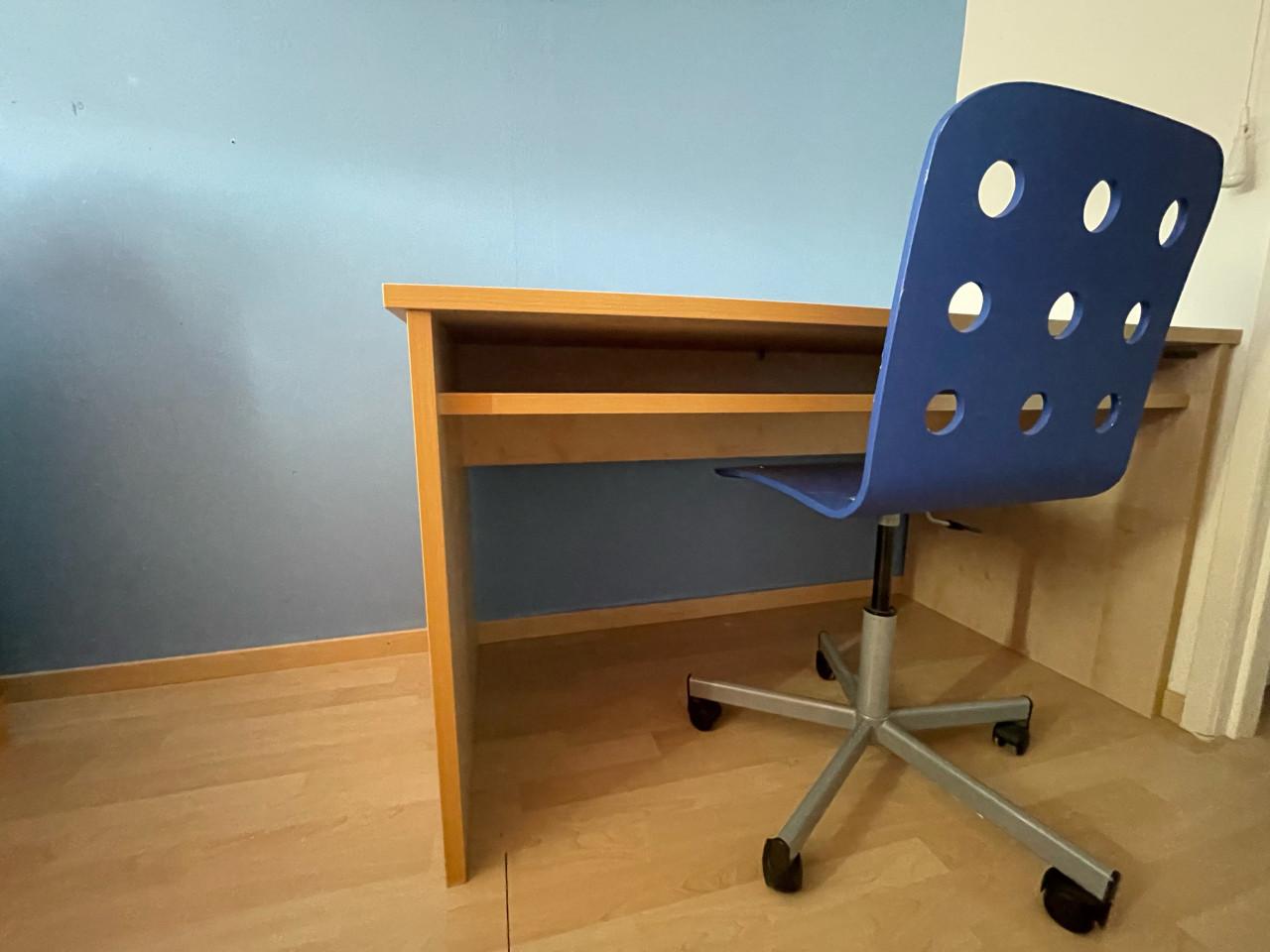 Bed met bergruimte en bijbehorende kast enz