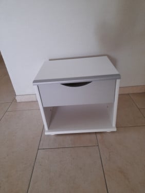 Nachtkastje  43 X 34 X 37H  (in goede staat )
