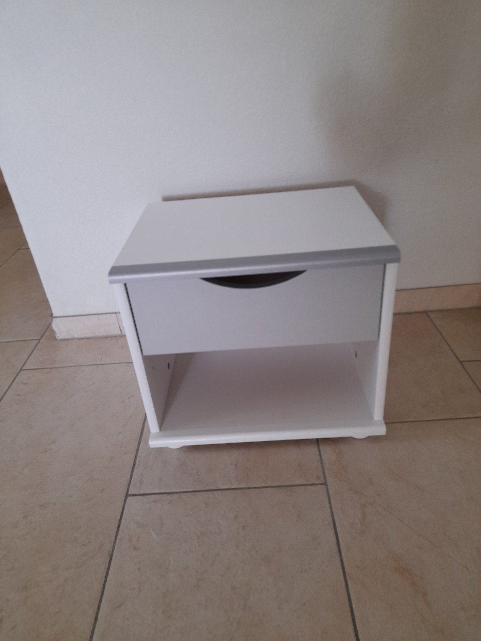 Nachtkastje  43 X 34 X 37H  (in goede staat )