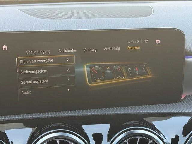 Mercedes-Benz A-Klasse 180 business solution amg l panoramadak l sfeerverli
