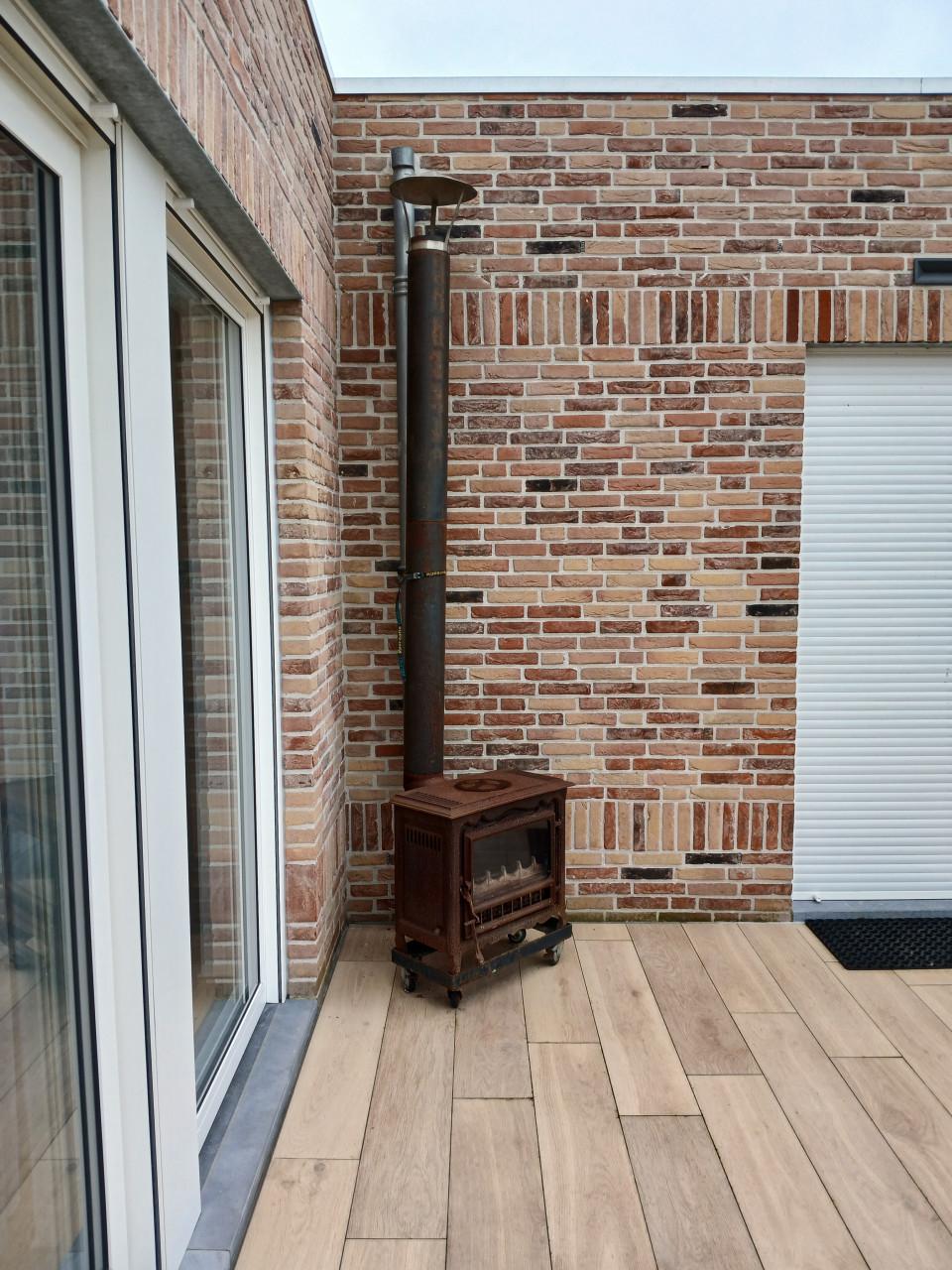 Gietijzeren tuinhaard.