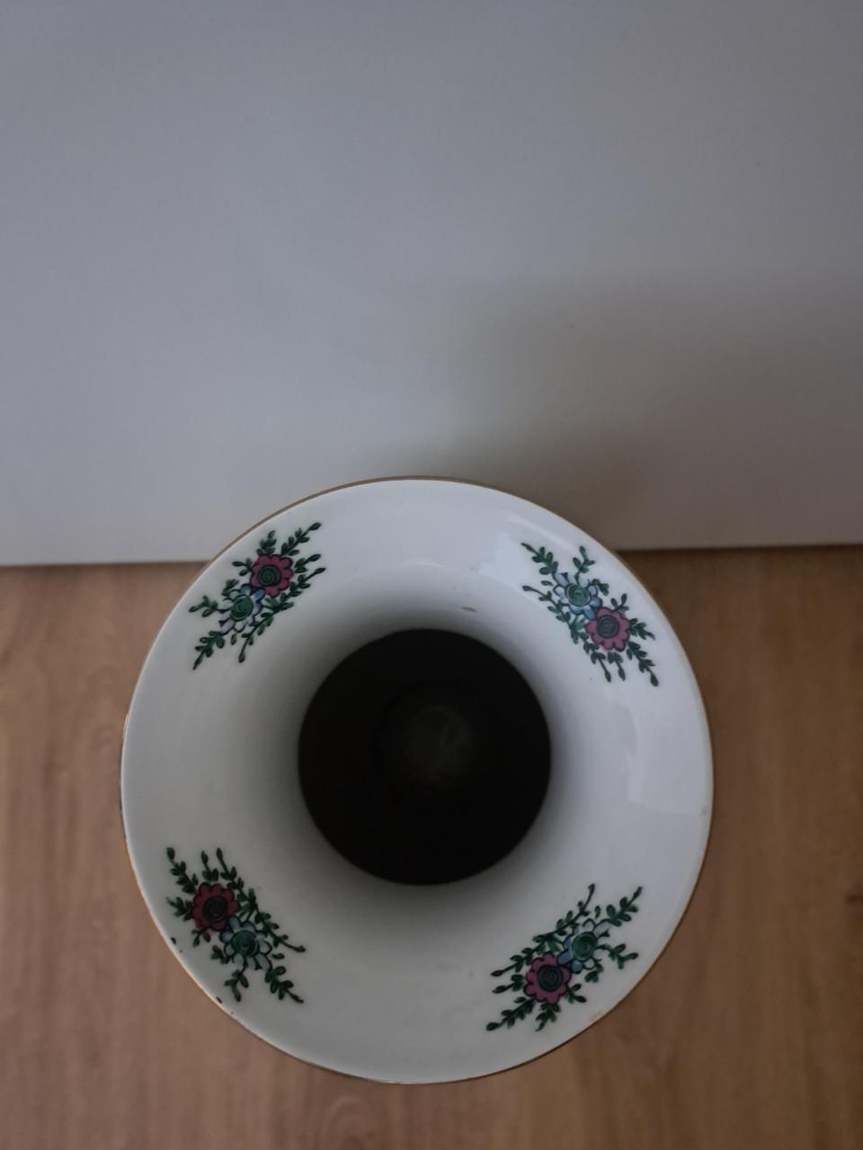 Vintage Chinese vaas met verschillende details.