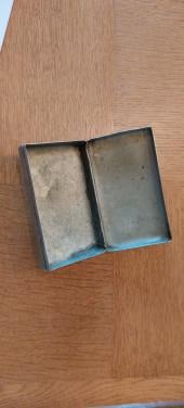 Te koop, oud zilverkleurig doosje