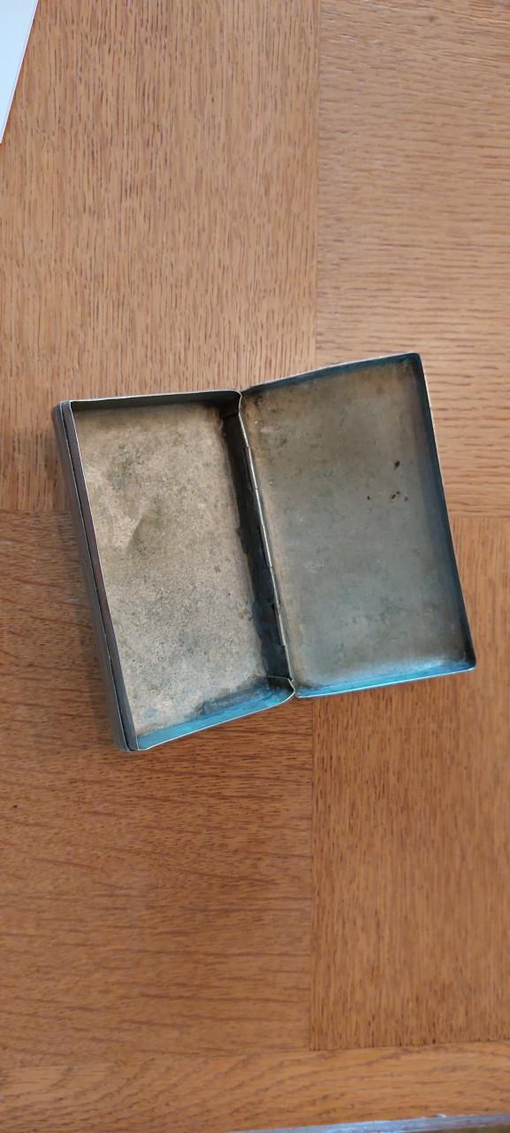 Te koop, oud zilverkleurig doosje