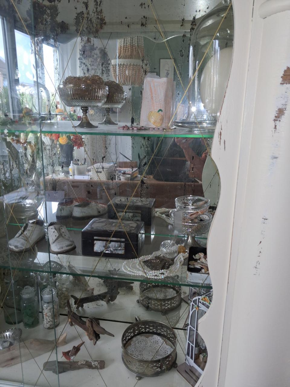 Brocante vitrinekast.