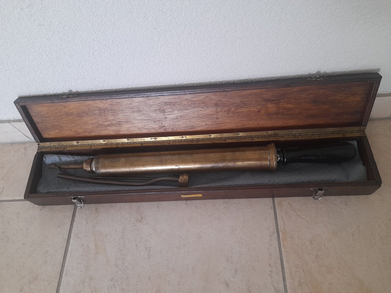 Oude koperen/messing vetspuit met bijpassend kistje.